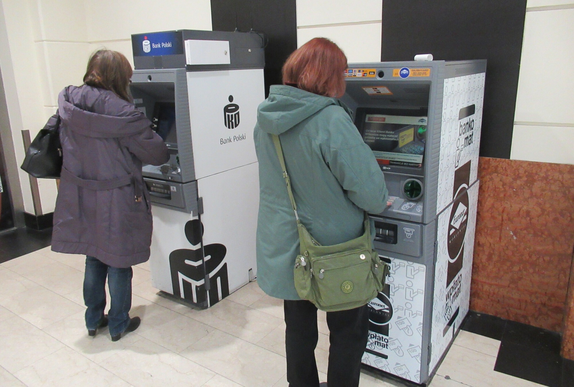 Coraz chętniej wypłacamy gotówkę i jej nie wydajemy. Banknoty trzymamy na przysłowiową "czarną godzinę" w domu / Fot. Zofia i Marek Bazak / East News