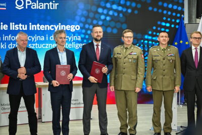 Wicepremier, minister obrony narodowej Władysław Kosiniak-Kamysz (3L), dyrektor generalny Palantir Technologies Alex Karp (2L), szef Gabinetu Politycznego Prezesa Rady Ministrów Paweł Graś (L), dowódca Komponentu Wojsk Obrony Cyberprzestrzeni gen. dyw. Karol Molenda (3P) oraz szef Pionu – zastępca szefa sztabu ds. operacyjnych w Dowództwie Operacyjnym Rodzajów Sił Zbrojnych gen. bryg. Jarosław Chojnacki (2P) podczas uroczystosci podpisania listu intencyjnego między Ministerstwem Obrony Narodowej i Palantir Technologies Inc. w Wojskowym Centrum Edukacji Obywatelskiej w Warszawie, foto PAP/Radek Pietruszka