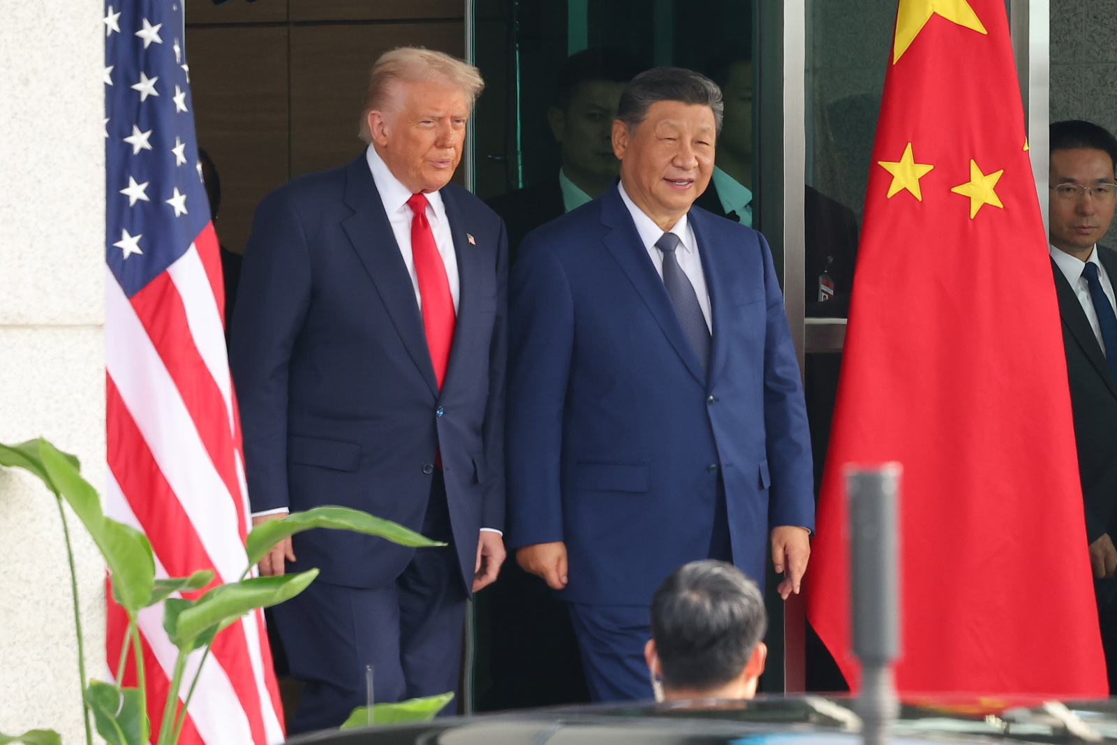 Prezydent Stanów Zjednoczonych Donald Trump i prezydent Chin Xi Jinping wychodzą z rozmów w sali recepcyjnej Naraemaru na terenie bazy lotniczej w Pusanie w Korei Południowej, 30 października 2025 r. Foto EPA/YONHAP SOUTH KOREA OUT