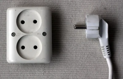 Od października do końca grudnia 2025 roku taryfy na energię elektryczną dla gospodarstw domowych spadną do około 575 zł za megawatogodzinę netto, foto PAP/Tomasz Gzell