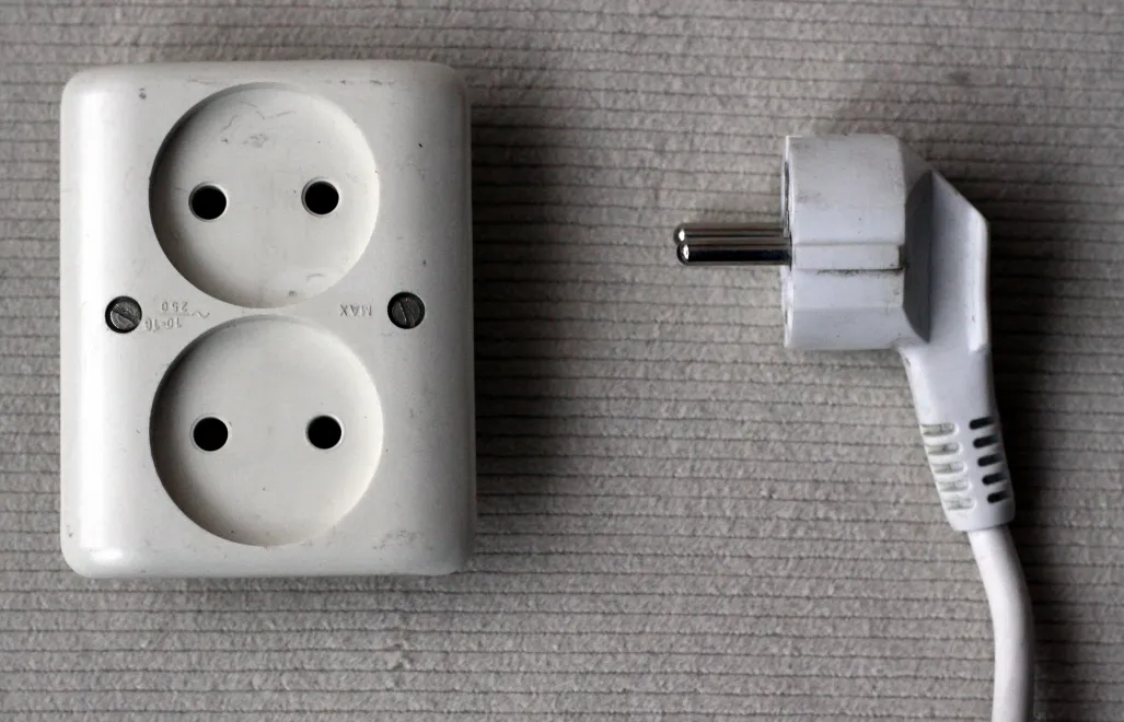 Od października do końca grudnia 2025 roku taryfy na energię elektryczną dla gospodarstw domowych spadną do około 575 zł za megawatogodzinę netto, foto PAP/Tomasz Gzell