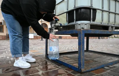 Pojemniki z wodą pitną, fot. PAP/Darek Delmanowicz