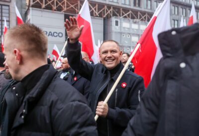 Warszawa, 11.11.2025. Obchody Narodowego Święta Niepodległości. Prezydent RP Karol Nawrocki (C) na Marszu Niepodległości, 11 bm. w Warszawie. Marsz pod hasłem „Jeden Naród – silna Polska” przechodzi ulicami Warszawy na błonia Stadionu Narodowego. (aldg) PAP/Mikołaj Bujak KPRP