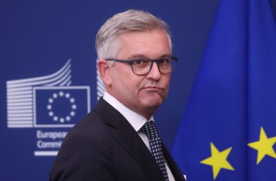 Komisarz UE ds. migracji i spraw wewnętrznych Magnus Brunner wygłasza konferencję prasową, aby przedstawić pierwszy roczny cykl zarządzania migracją w ramach Paktu w sprawie migracji i azylu w Brukseli w Belgii, 11 listopada 2025 r. EPA/OLIVIER HOSLET Strona: PAP/EPA.