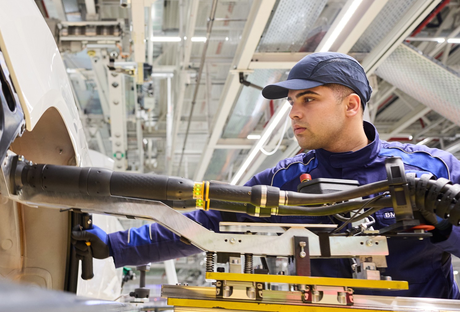 Montaż podzespołów samochodu elektrycznego w zakładzie BMW Group w Debreczynie. Fot. BMW