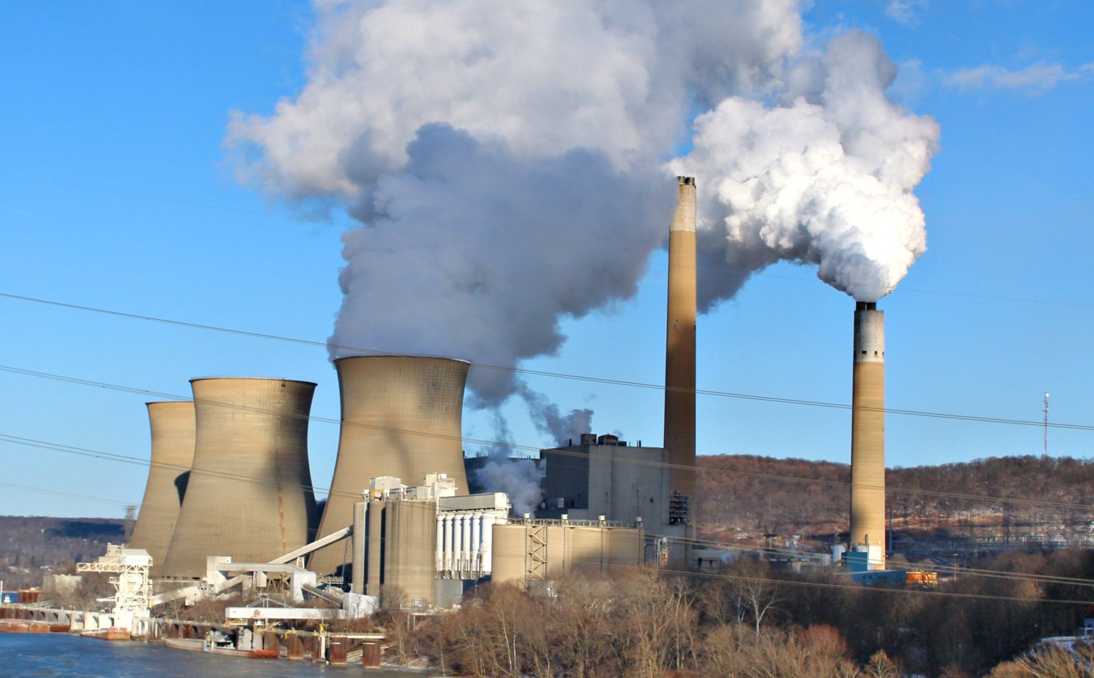 Elektrownia Bruce Mansfield na rzece Ohio w hrabstwie Beaver w Pensylwanii. Źródło: Wikimedia