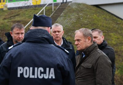 17.11.2025. Premier Donald Tusk (2P), minister spraw wewnętrznych i administracji Marcin Kierwiński (3P) oraz minister - członek Rady Ministrów, koordynator służb specjalnych Tomasz Siemoniak (3P) przy zniszczonym fragmencie torowiska na trasie Dęblin-Warszawa w okolicy miejscowości Mika, 17 bm. Premier ogłosił, że doszło do aktu dywersji; eksplozja ładunku wybuchowego zniszczyła tor kolejowy. (jm) PAP/KPRM
