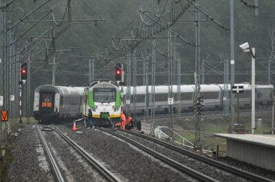 17.11.2025. Działania służb przy zniszczonym fragmencie torowiska na trasie Dęblin-Warszawa przy stacji kolejowej Mika, 17 bm. Premier Donald Tusk ogłosił, że doszło do aktu dywersji; eksplozja ładunku wybuchowego zniszczyła tor kolejowy. (amb) PAP/Wojtek Jargiło