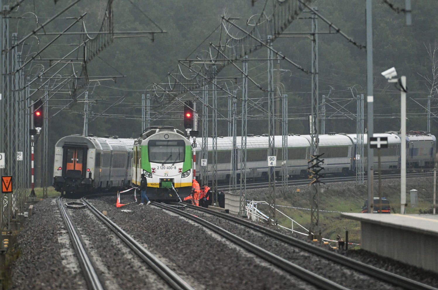 17.11.2025. Działania służb przy zniszczonym fragmencie torowiska na trasie Dęblin-Warszawa przy stacji kolejowej Mika, 17 bm. Premier Donald Tusk ogłosił, że doszło do aktu dywersji; eksplozja ładunku wybuchowego zniszczyła tor kolejowy. (amb) PAP/Wojtek Jargiło