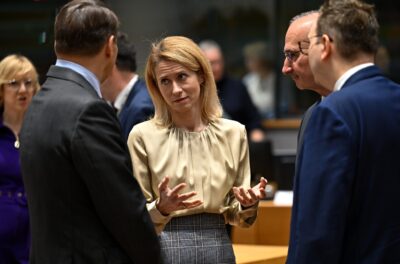 Bruksela, Belgia, 20.11.2025. Wicepremier, minister spraw zagranicznych Radosław Sikorski (2L) i wiceprzewodnicząca Komisji Europejskiej, wysoki przedstawiciel Unii do spraw zagranicznych i polityki bezpieczeństwa Kaja Kallas (3L) przed posiedzeniem Rady do Spraw Zagranicznych (FAC) w Brukseli, 20 bm. (ad) PAP/Wiktor Dąbkowski