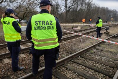 Sośnie (woj. wielkopolskie), 21.11.2025. Służby w miejscu znalezienia ślepych nabojów karabinowych na remontowanym odcinku torów kolejowych we wsi Sośnie, 21 bm. Dwa ślepe naboje karabinowe znalazł pracownik firmy remontowej. Policja szuka sprawcy. (aldg) PAP/Tomasz Wojtasik