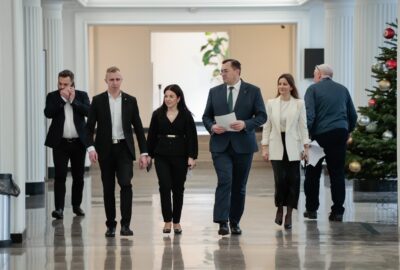 Warszawa, 16.12.2025. Minister rolnictwa i rozwoju wsi Stefan Krajewski (3P) w drodze na konferencję prasową pt. „Mercosur - weto”, 16 bm. w siedzibie MRiRW w Warszawie. (jm) PAP/Szymon Pulcyn