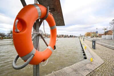 Elbląg, 28.12.2025. Podniesiony poziom wody w rzece Elbląg, widziany na wysokości Bulwaru Zygmunta Augusta w Elblągu, 28 bm. Poziom wody w rzece przekroczył stan ostrzegawczy. Ma to związek z cofką, gdy silny wiatr z północnego zachodu wpycha wody z Zalewu Wiślanego do rzeki Elbląg. Na Bulwarze Zygmunta Augusta rozłożono 50 metrów rękawów przeciwpowodziowych. (mr) PAP/Andrzej Jackowski ***Do tego materiału zdjęciowego dostępna jest również depesza w systemie CSI, pt.: Elbląg/ Stany ostrzegawcze przekroczone na trzech wodowskazach***