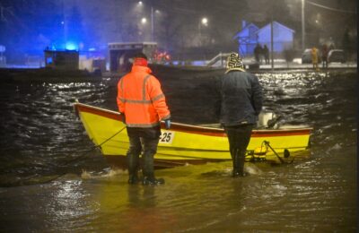 Cofka we Fromborku, 30 bm. Woda z Zalewu Wiślanego wlewa się do miasta. Na Zalewie Wiślanym są wysokie fale. Dodatkowo woda jest wpychana w ląd przez północny wiatr kanałem Kopernika – to pozostałość średniowiecznego systemu doprowadzającego wodę do Fromborka. Trwa ostry atak zimy w woj. warmińsko-mazurskim. Auta stoją w zaspach, ciężarówki blokują m.in. drogę S7 między Ostródą a Olsztynkiem. Elbląg i Frombork walczą ze skutkami cofki. (sko) PAP/Andrzej Jackowski