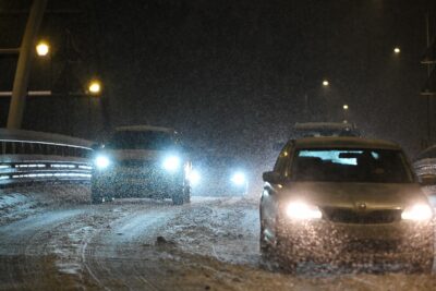 Warszawa, 31.12.2025. Utrudnienia drogowe po intensywnych opadach śniegu w Warszawie, 31 bm. IMiGW oraz RCB ponowiły ostrzeżenia o opadach śniegu, zawiejach i silnym wietrze. 170 pługoposypywarek ponownie wyjechało na ulice, którymi kursują autobusy miejskie. Akcja obejmuje 1500 km stołecznych dróg. (amb) PAP/Marcin Obara