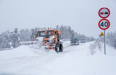 Okolice Olsztyna, 31.12.2025. Odśnieżanie drogi w okolicy wsi Kudypy pod Olsztynem, 31 bm. W województwie warmińsko-mazurskim wciąż utrzymują się intensywne opady śniegu. Warunki na drogach są ekstrealnie trudne. (ad) PAP/Tomasz Waszczuk