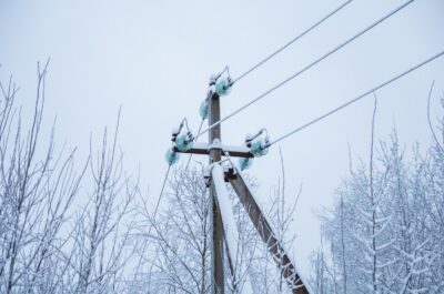 Linia energetyczna w śniegu. Źródło: Freepik