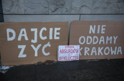 Kraków, 14.01.2026. Protest przed Wojewódzkim Sądem Administracyjnym w Krakowie, gdzie ma odbyć się rozprawa ws. uchwały o strefie czystego transportu, 14 bm. WSA rozpatrzy cztery skargi na uchwałę o SCT: wojewody małopolskiego, byłego ministra infrastruktury Andrzeja Adamczyka, radnego miejskiego Wieliczki Bartłomieja Krzycha oraz gminy Skawina. (mr) PAP/Łukasz Gągulski